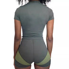 Damen Sportliches Set mit kurzem Oberteil und enganliegenden Shorts EB