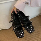 Damen Ballerina-Pumps mit modischem Riemchen und kontrastierendem Punkten-Design EB