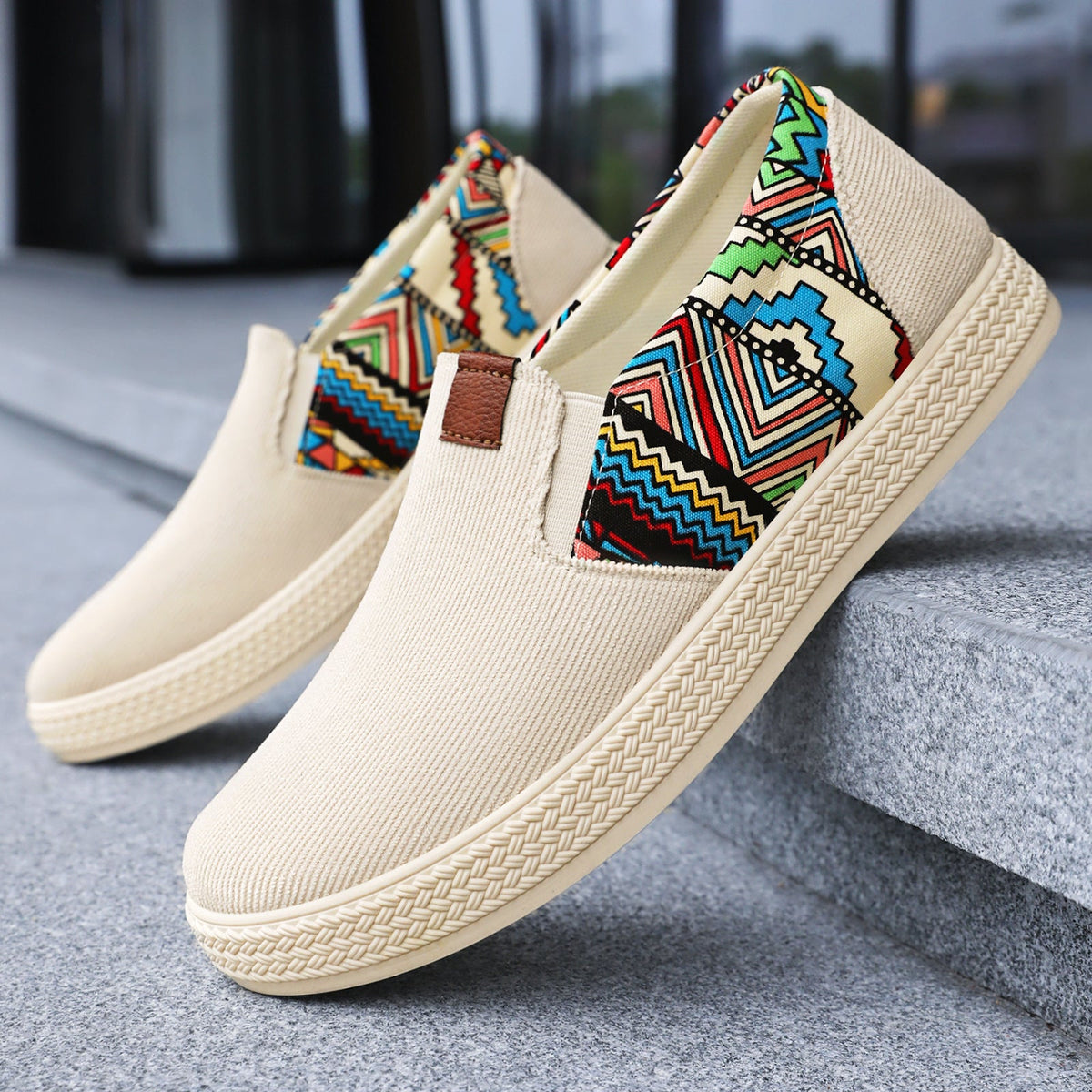 Damen Bequeme Slip-On Freizeitschuhe mit buntem Ethno-Muster EB