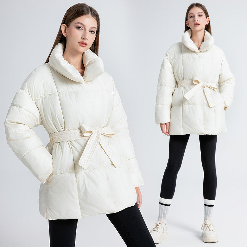 Damen Komfortable und elegante Pufferjacke mit Gürtel und hohem Kragen EB