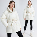 Damen Komfortable und elegante Pufferjacke mit Gürtel und hohem Kragen EB