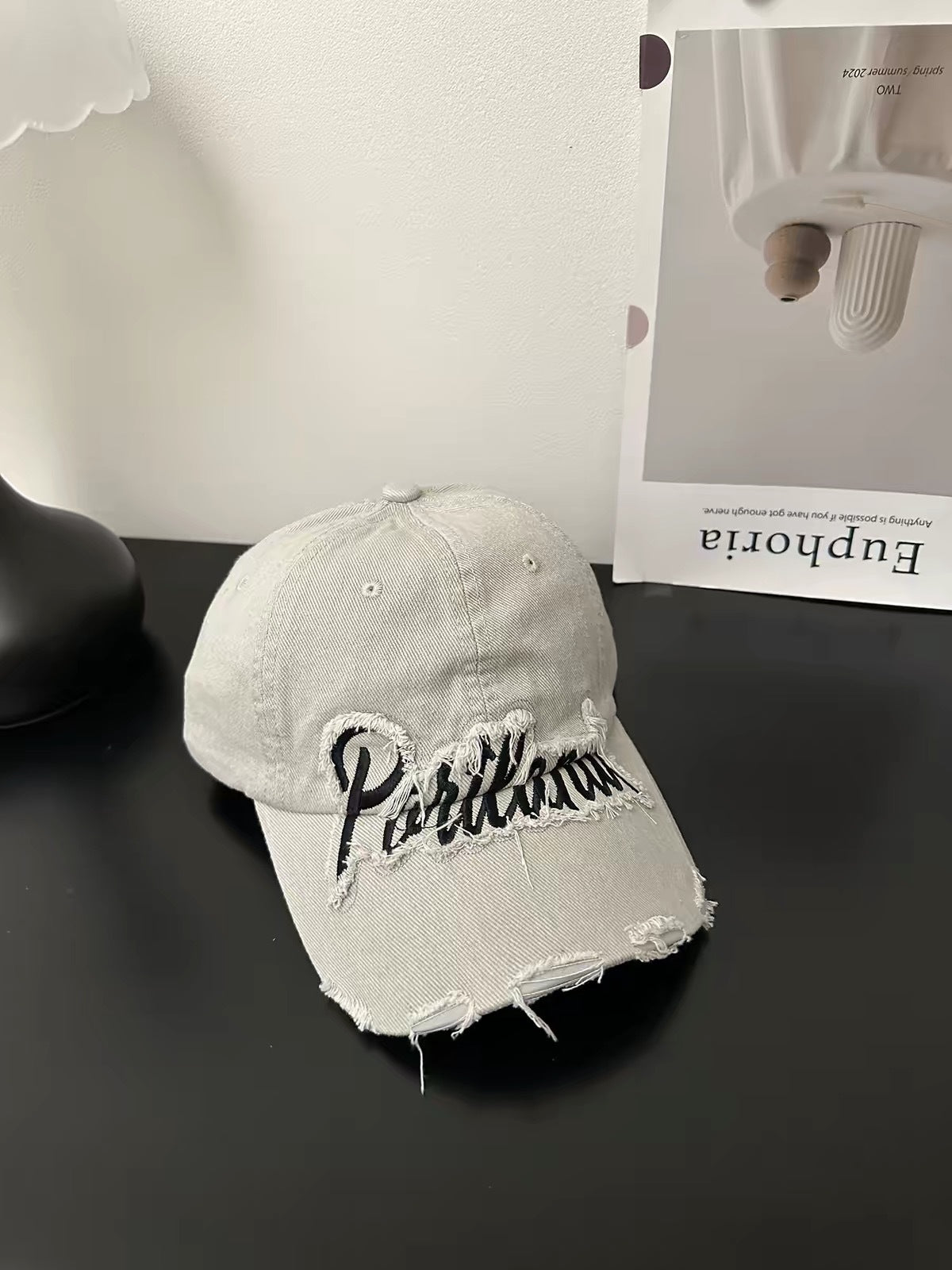 Baseballcap aus Distressed-Denim mit gesticktem Text