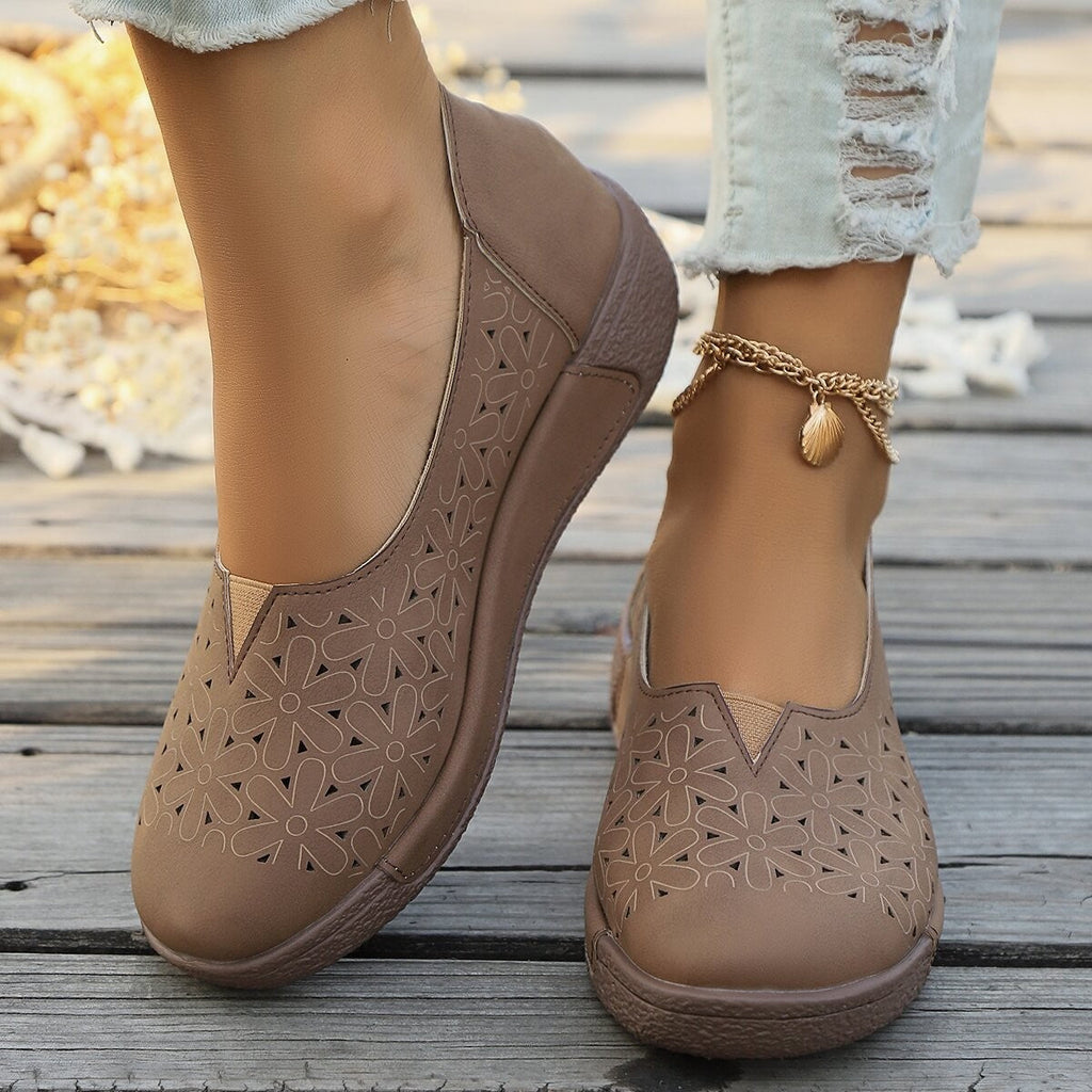 Damen Bequeme Mokassins mit floralem Lochdesign EB