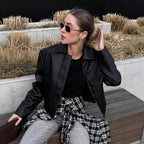 Damen Kunstlederjacke mit schlichter Schnittführung und dekorativem Kragen EB