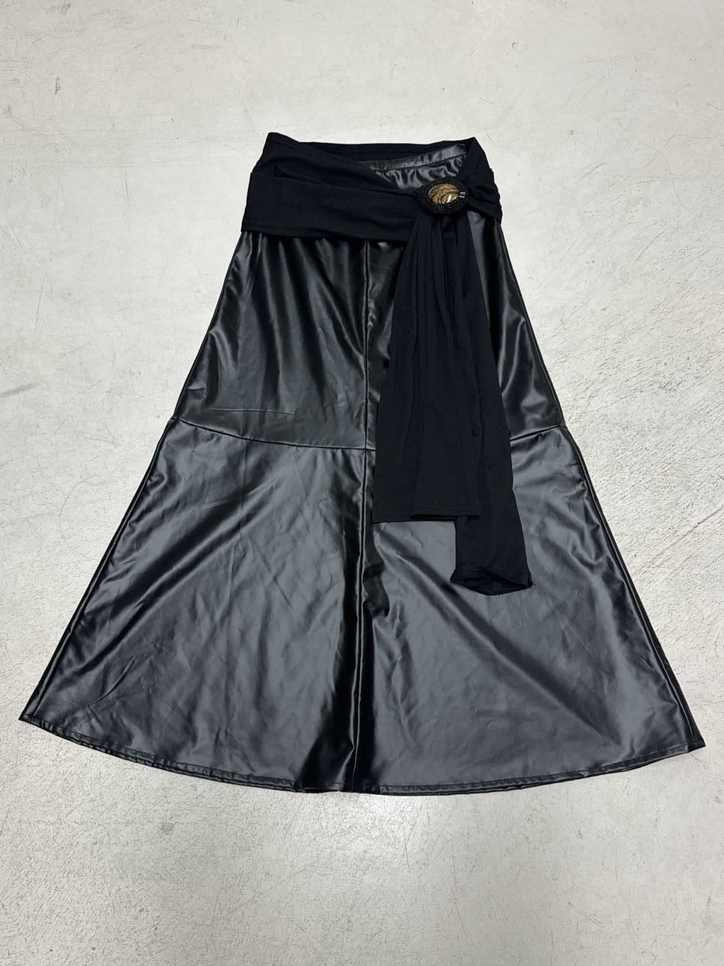 Damen eleganter Satin-Abendrock mit raffinierten Rüschen und Spitzenakzenten EB