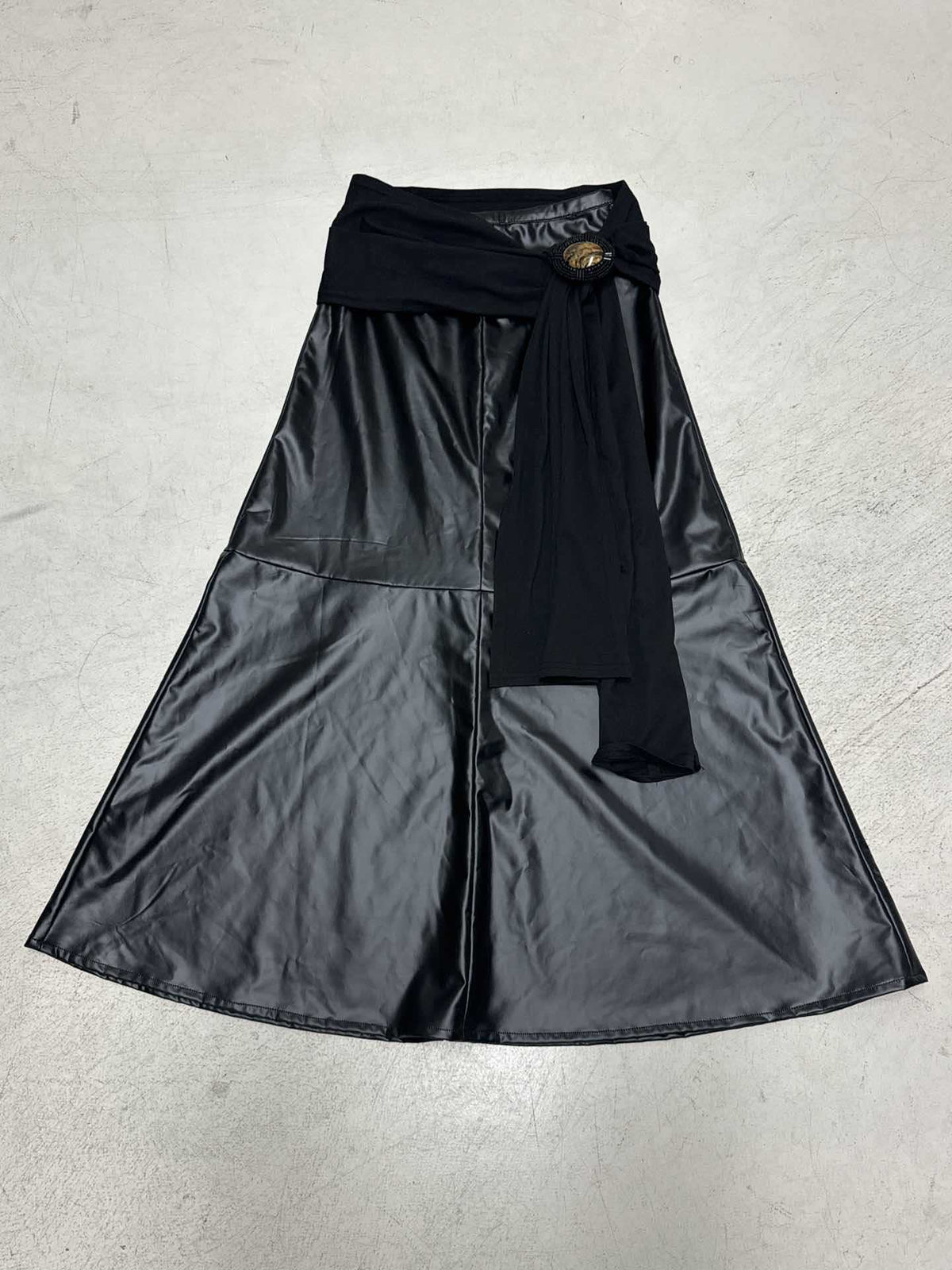 Damen eleganter Satin-Abendrock mit raffinierten Rüschen und Spitzenakzenten EB