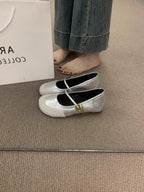 Damen elegante Ballerinas mit modischem Riemchen und geschmackvollem Metallic-Detail EB