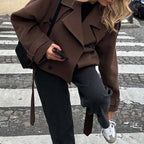 Damen Modischer Kurz-Trenchcoat mit großzügigen Klappentaschen und tailliertem Schnitt EB