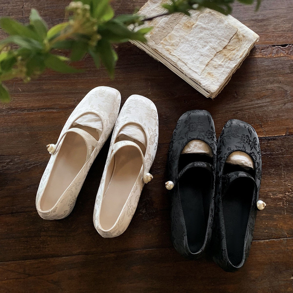 Damen elegante Ballerinas mit verstellbarem Riemchen und Blütenmuster EB
