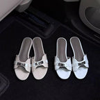 Damen Elegante Absatzsandalen mit modischem Riemendesign und glamourösem Akzent EB