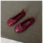 Damen Ballerina-Schuhe mit glänzender Oberfläche und verspieltem Rüschenrand EB