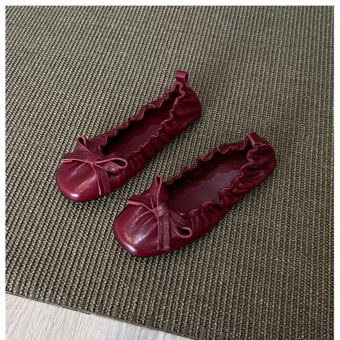 Damen Ballerina-Schuhe mit glänzender Oberfläche und verspieltem Rüschenrand EB