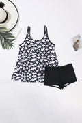 Verspieltes Damen-Strandoutfit mit fließendem Oberteil und Shorts
