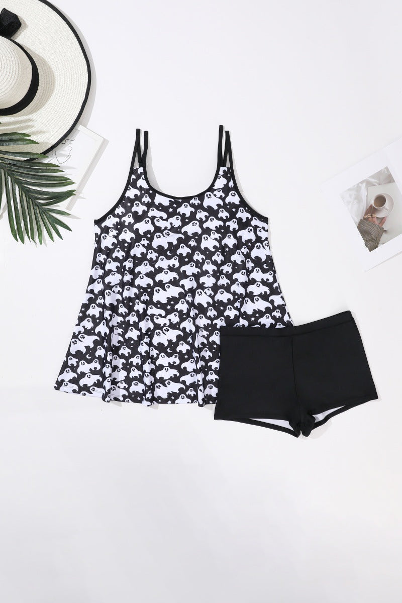 Verspieltes Damen-Strandoutfit mit fließendem Oberteil und Shorts