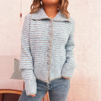 Damen gestrickte Kurzjacke mit modischem Streifenmuster und fluffigen Knöpfen EB