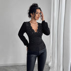 Damen nan tailliertes Langarm-Shirt mit tiefem Spitzen-Dekolleté, Raffung und Kristallbesatz EB