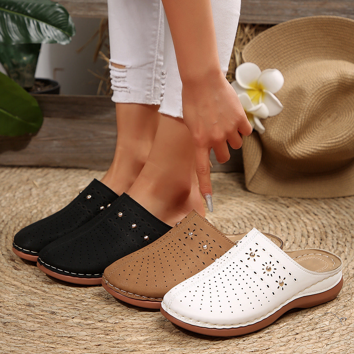 Damen Bequeme Clogs mit modischem Perforationsdesign und dekorativen Applikationen EB