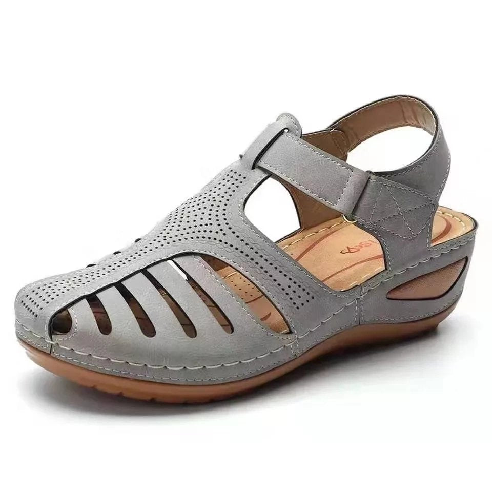 Damen bequeme Riemensandalen mit luftigen Einschnitten und verstellbarem Klettverschluss EB