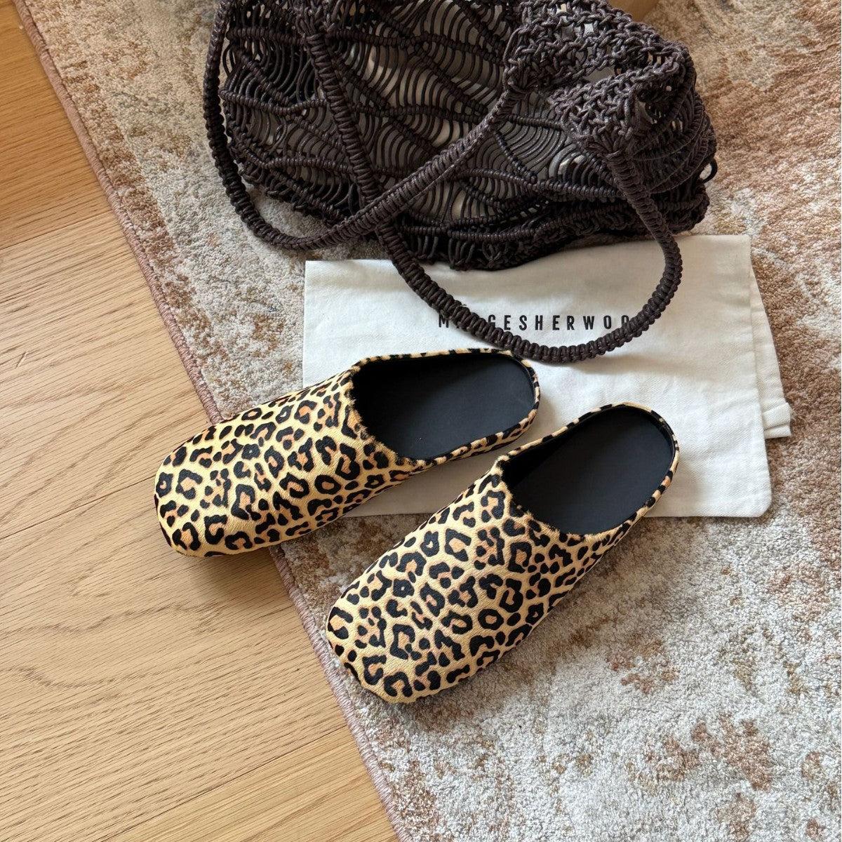 Damen Design Clogs mit animalistischem Leopardenmuster und rutschfester Sohle EB