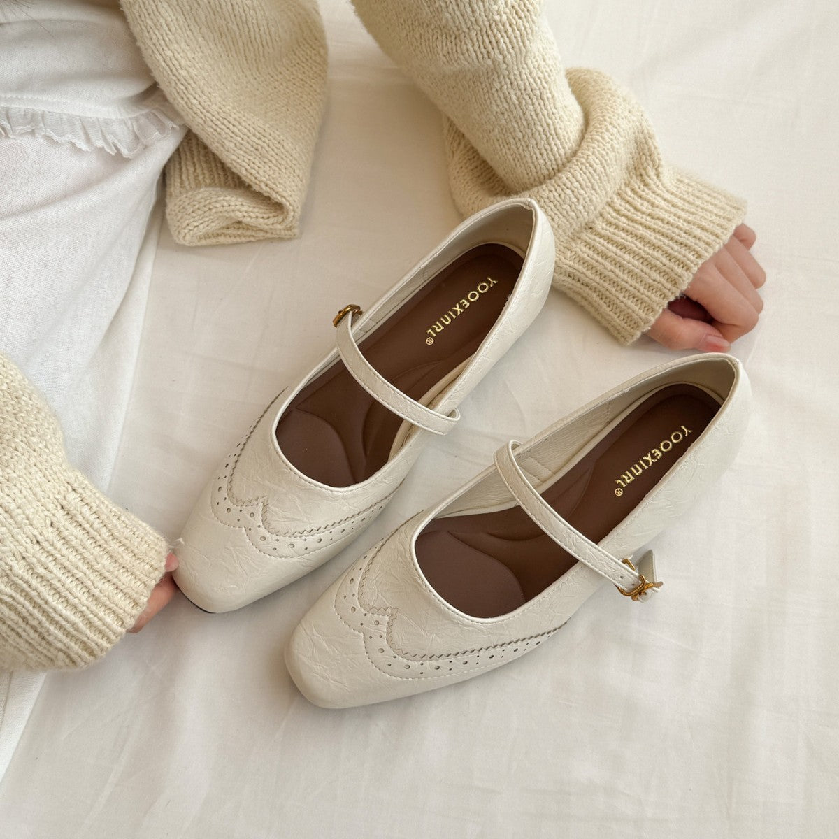 Damen elegante Ballerinas mit verstellbarem Riemen und feiner Brogue-Prägung EB