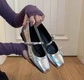 Damen Ballerina-Schuhe mit schimmernder Oberfläche und verspieltem Riemen EB