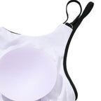 Verspieltes Damen-Strandoutfit mit fließendem Oberteil und Shorts