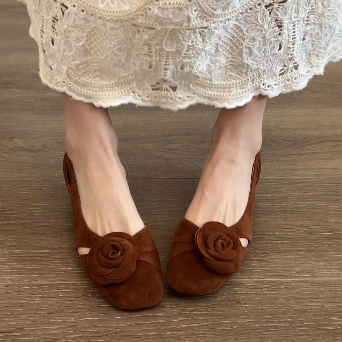 Damen Ballerina-Schuhe mit eleganter Blumendekoration und geschmackvollem Design EB
