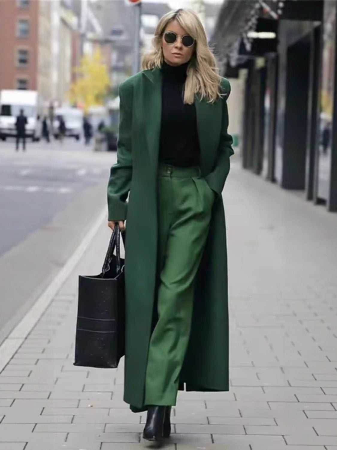Eleganter Damenmantel, zweireihig geknöpft, tiefe Taschen. EB