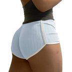 Plissierte Damen-Freizeitshorts mit Kontrastpaspel
