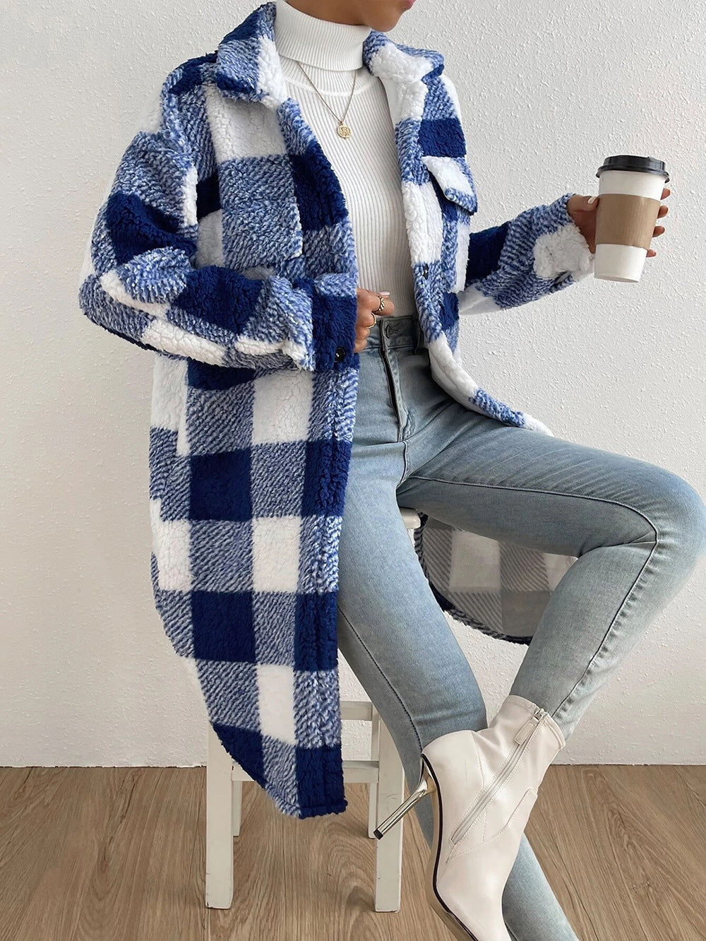 Damen nan langer Teddy-Karo-Mantel mit Hemdkragen, aufgesetzten Brusttaschen und Knopfleiste EB