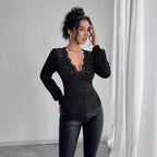 Damen nan tailliertes Langarm-Shirt mit tiefem Spitzen-Dekolleté, Raffung und Kristallbesatz EB