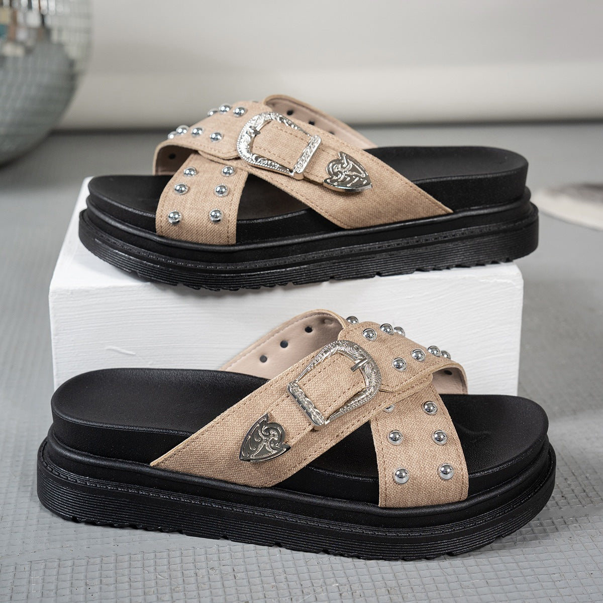 Damen Badesandalen mit modischem Riemendesign und eleganten Nieten EB