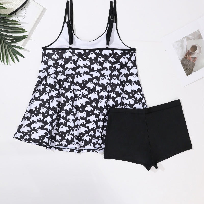 Verspieltes Damen-Strandoutfit mit fließendem Oberteil und Shorts