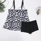 Verspieltes Damen-Strandoutfit mit fließendem Oberteil und Shorts