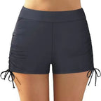 Figurschmeichelnde Badeshorts mit Raffung