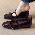 Damen Ballerina-Schuhe mit schimmernder Oberfläche und verspieltem Riemen EB
