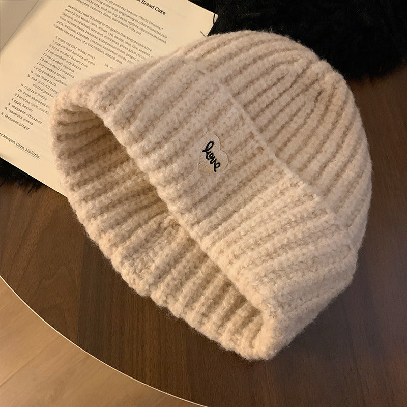 Gemütliche Strickmütze mit Herz-Aufnäher