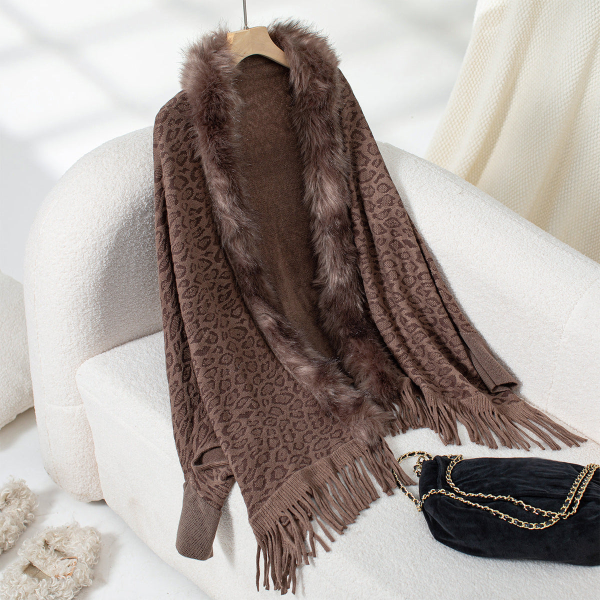 Damen eleganter Strickponcho mit luxuriösem Kunstfellkragen und fransigem Saum EB