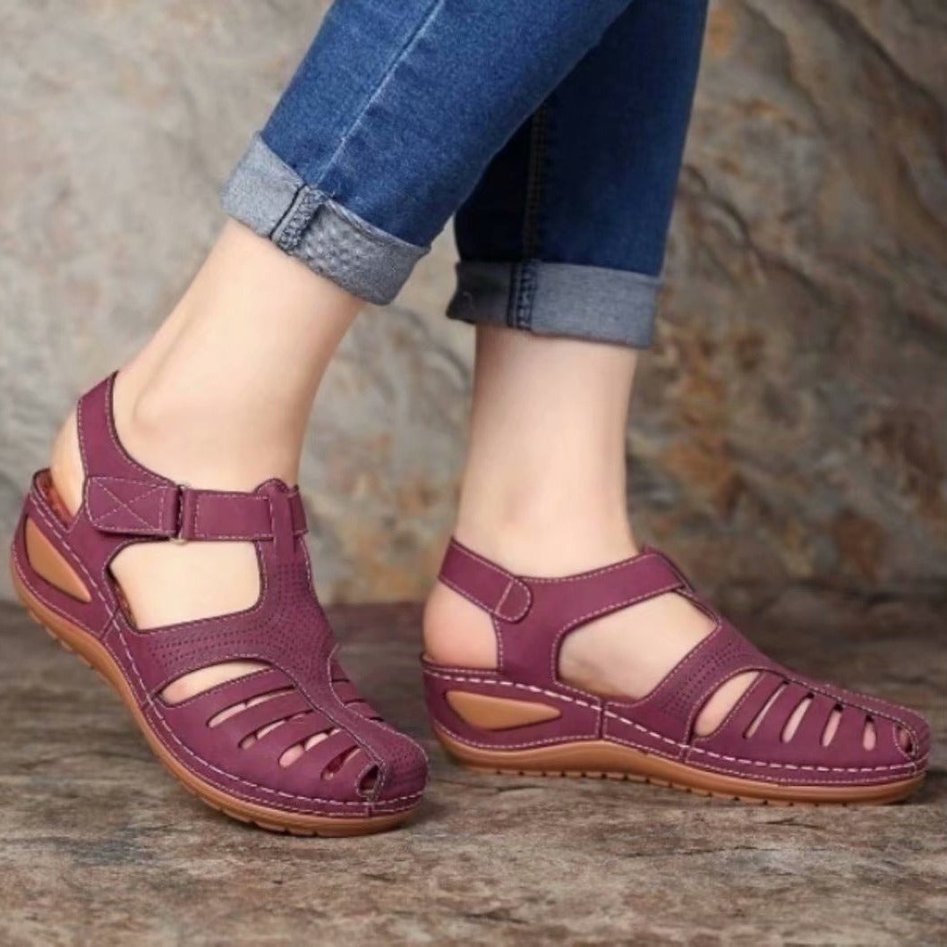 Damen bequeme Riemensandalen mit luftigen Einschnitten und verstellbarem Klettverschluss EB