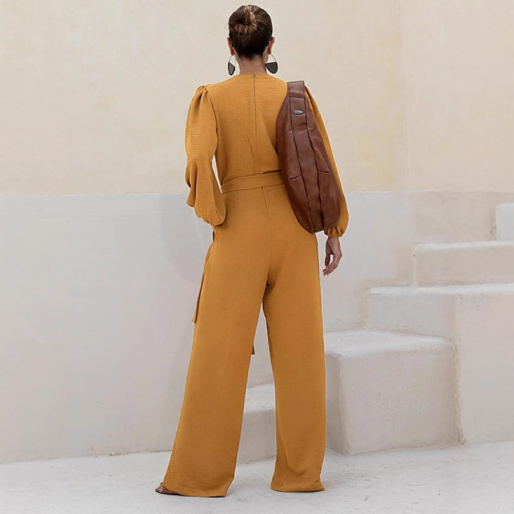 Eleganter Palazzo-Jumpsuit mit V-Ausschnitt und Bindegürtel