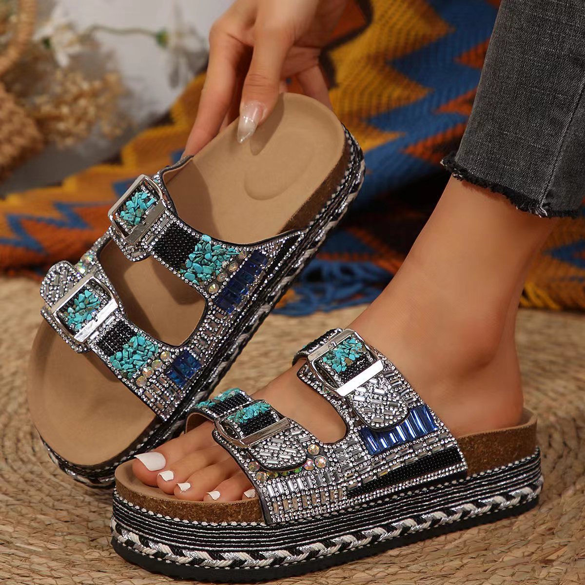 Damen Komfortable Riemchen-Sandalen mit kunstvollen Verzierungen und anpassbarem Riemendesign EB