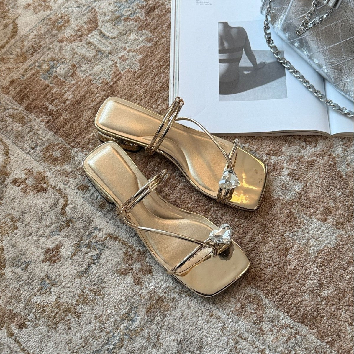 Damen Elegante Badesandalen im minimalistischen Design mit geschmackvollen Verzierungen EB