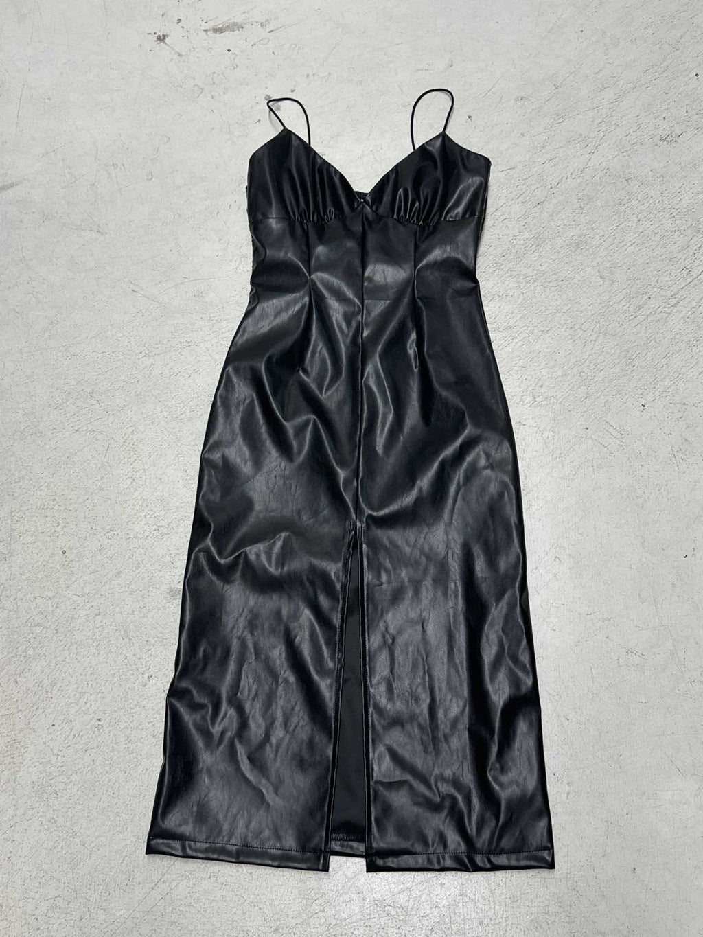 Damen elegantes bodenlanges Kleid aus glattem Kunstleder mit doppelten Trägern und hohem Schlitz EB