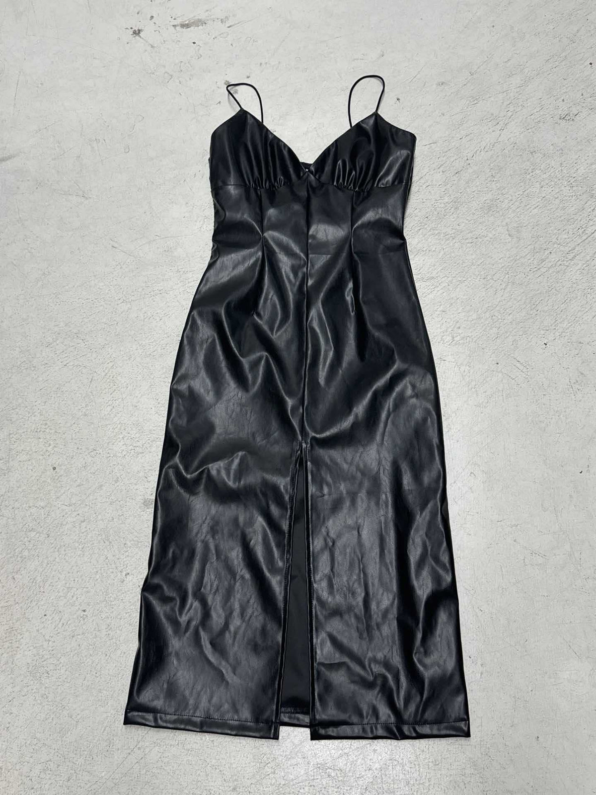 Damen elegantes bodenlanges Kleid aus glattem Kunstleder mit doppelten Trägern und hohem Schlitz EB