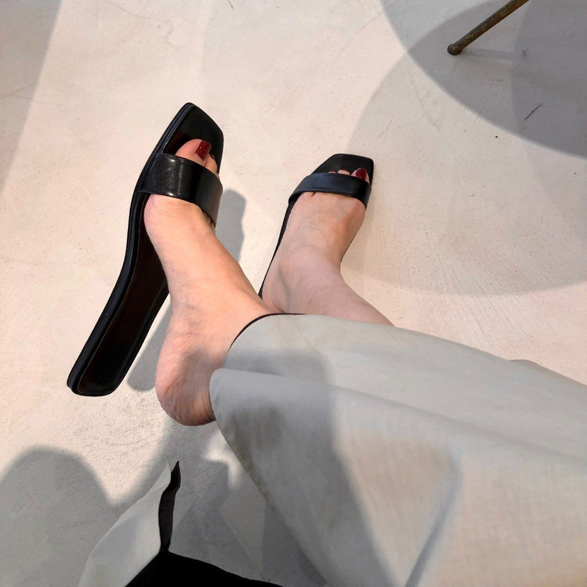 Damen elegante Badesandalen mit breitem Riemendesign und weicher Sohle EB