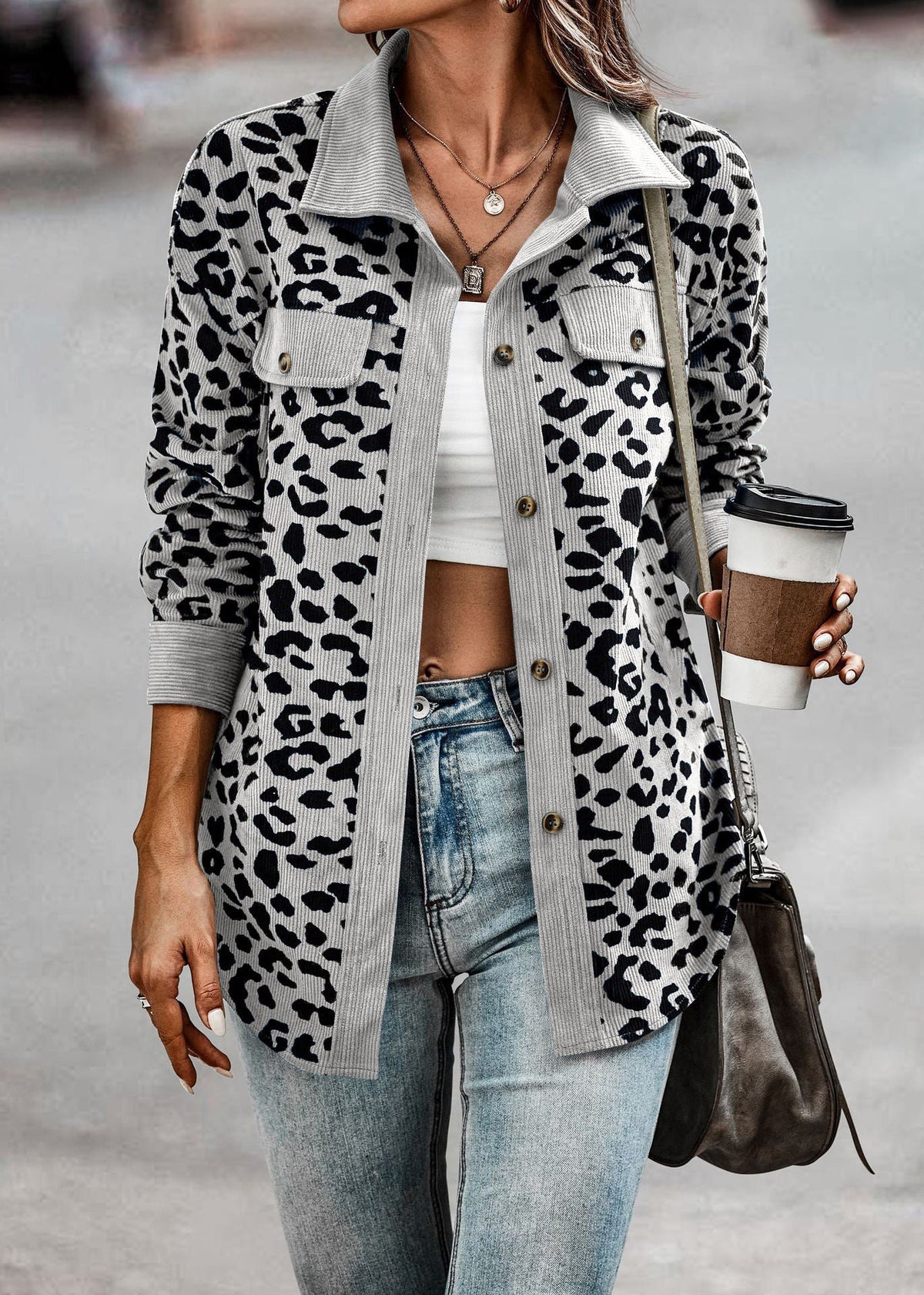 Damen Jacke im Leopardenmuster mit strukturiertem Stoff und praktischen Taschen EB