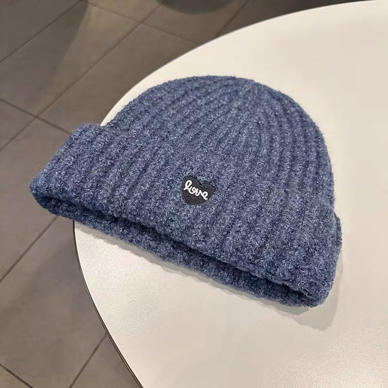 Gemütliche Strickmütze mit Herz-Aufnäher