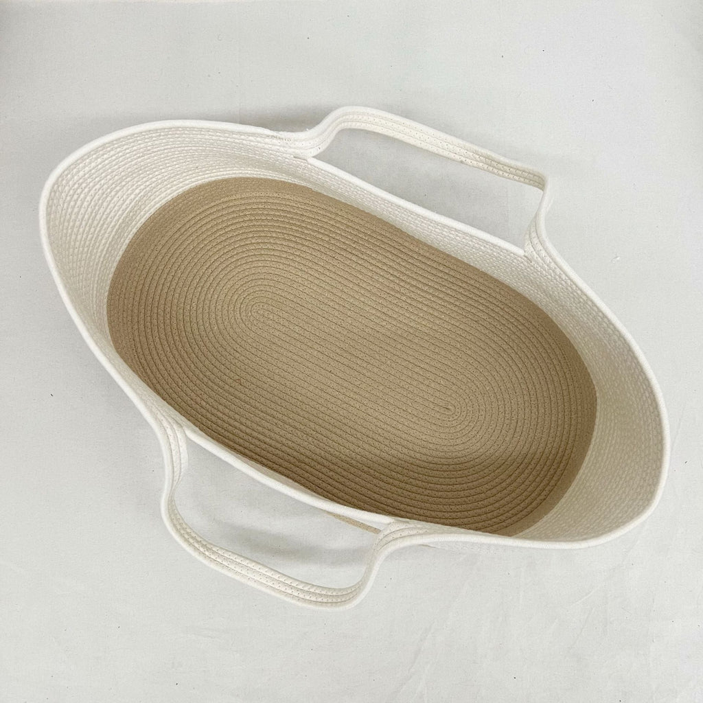 Verpackbares Strohvisier mit offenem Oberteil, breiter Krempe und Tragegurt