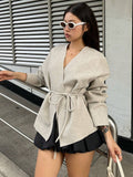 Damen eleganter Wickelmantel mit tailliertem Schnitt und modischen Details EB