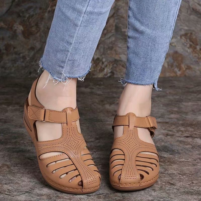 Damen bequeme Riemensandalen mit luftigen Einschnitten und verstellbarem Klettverschluss EB